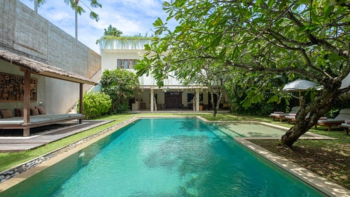 Chocolat Villas Swimming pool 1