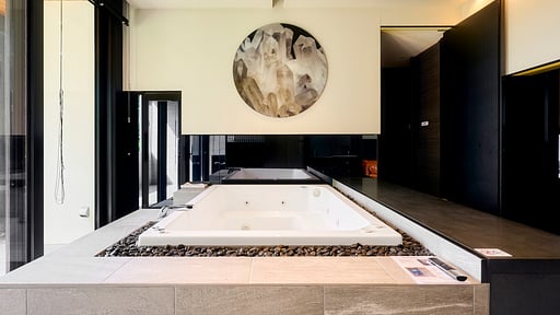 Nero Hirafu Jacuzzi