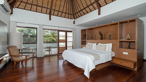 Nyaman Villa 8 Kamar Tidur 1
