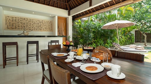 Nyaman Villa 8 Area makan