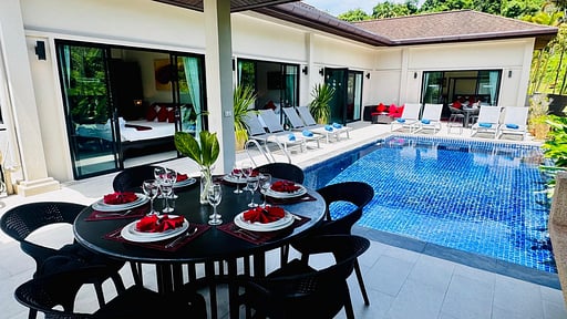 Villa Crystal Nai Harn Обеденная зона