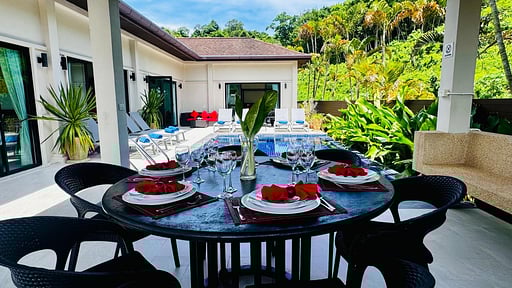 Villa Crystal Nai Harn Обеденная зона