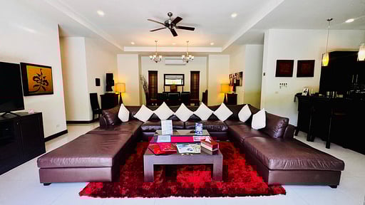 Villa Crystal Nai Harn Гостиная