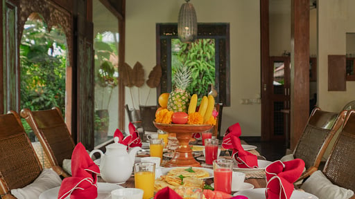Villa Desa Roro Dining area 1