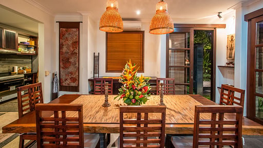 Villa Saffron Dining area