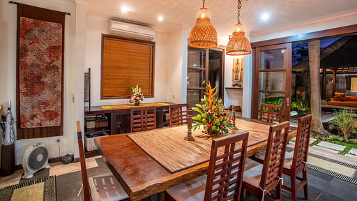 Villa Saffron Dining area