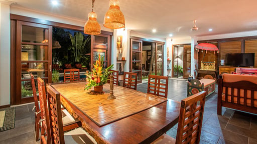 Villa Saffron Dining area