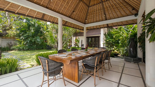 Villa Sesari Dining area