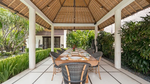 Villa Sesari Dining area
