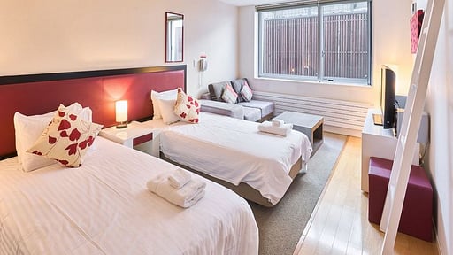Youtei Tracks Three Bedroom Condo Schlafzimmer 1