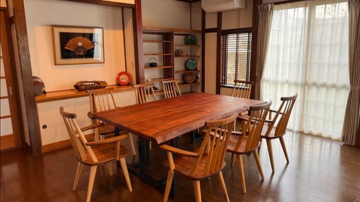 5 Peaks Chalet Dining area