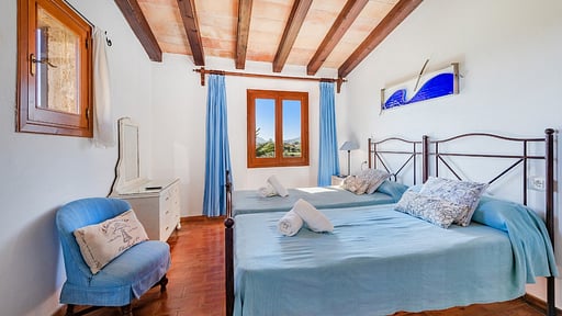 Les Murteretes Bedroom 1