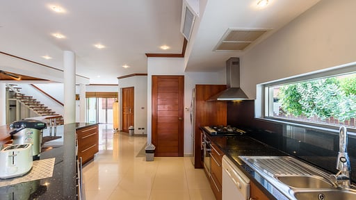 Amber Villa Кухня