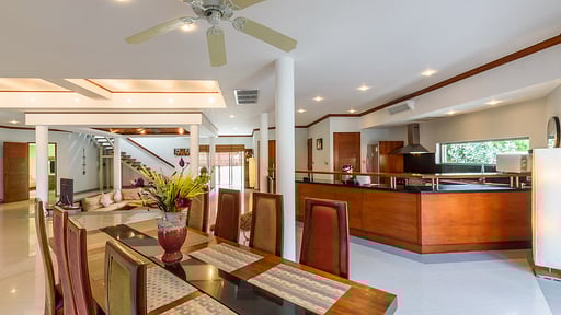 Amber Villa Обеденная зона