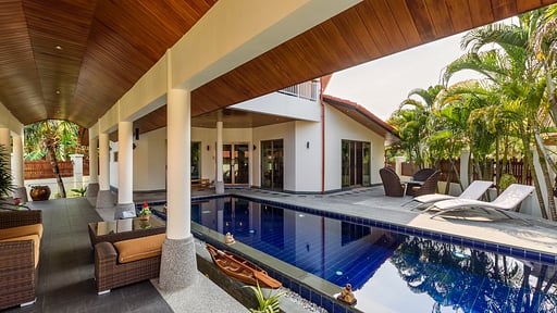 Amber Villa Бассейн