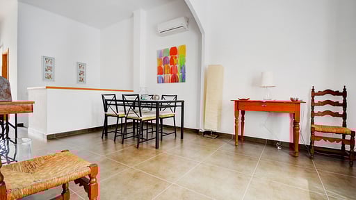 Amilcar House Обеденная зона