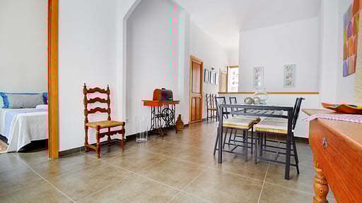 Amilcar House Обеденная зона