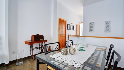 Amilcar House Обеденная зона