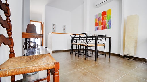 Amilcar House Обеденная зона