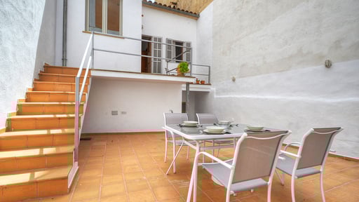 Amilcar House Обеденная зона