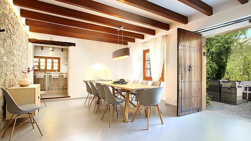 Atrium House Обеденная зона