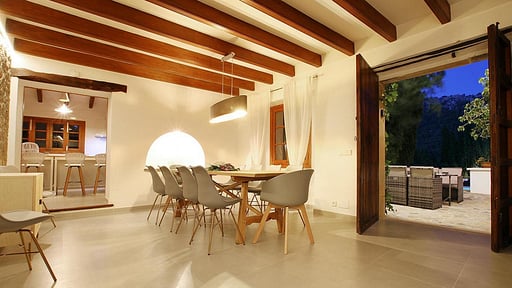 Atrium House Обеденная зона