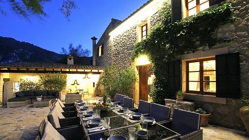 Atrium House Обеденная зона