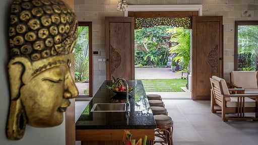 Baan Pinya Обеденная зона