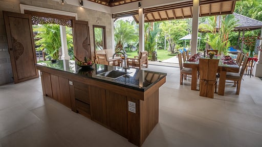 Baan Pinya Обеденная зона