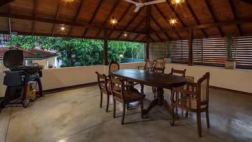 Ballarat Luxury Villa Dining area 