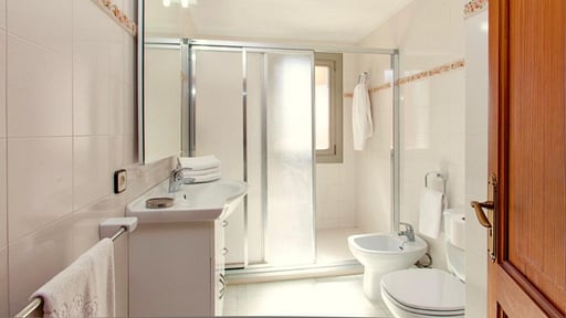 Beach Villa Can Carles Schlafzimmer 1