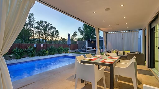 Beach Villa Cosins 1 Mel Dining area