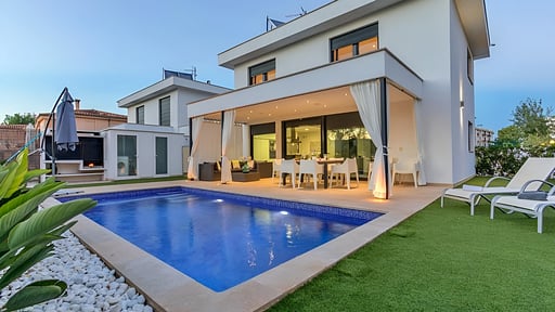 Beach Villa Cosins 1 Mel Swimming pool