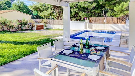 Beach Villa Pins Dining area