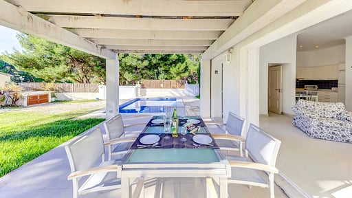 Beach Villa Pins Dining area