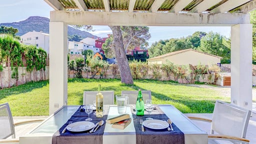 Beach Villa Pins Dining area