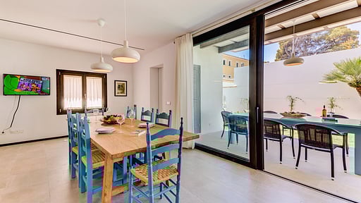Beach Villa Silver Dining area