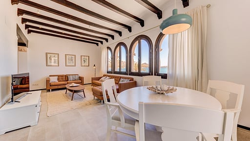 Beach Villa Silver Dining area