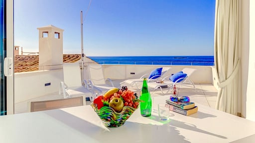 Beachfront Apartment Migjorn Cel Dining area