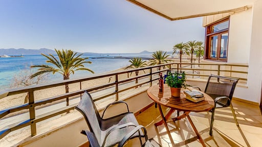 Beachfront Apartment Simar Terrace/Veranda