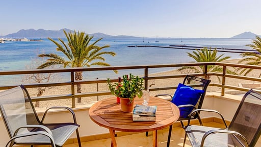 Beachfront Apartment Simar Terrace/Veranda