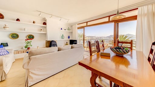 Beachfront Apartment Simar Dining area