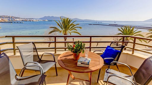 Beachfront Apartment Simar Terrace/Veranda