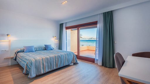 Beachfront Villa Socias Playa Camera da letto 1