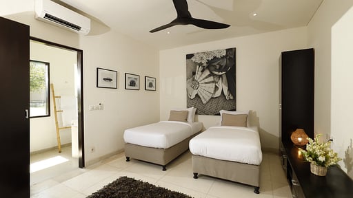 Black Beach Villa Schlafzimmer 1
