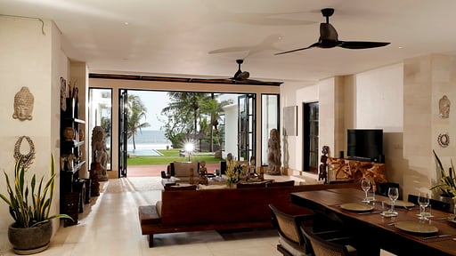 Black Beach Villa Essecke