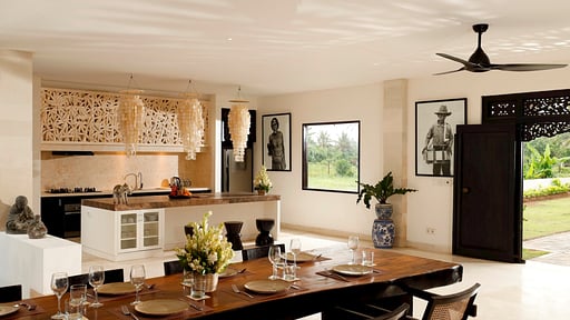 Black Beach Villa Essecke