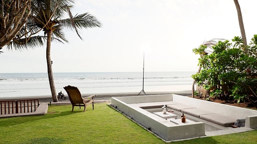 Black Beach Villa Andere