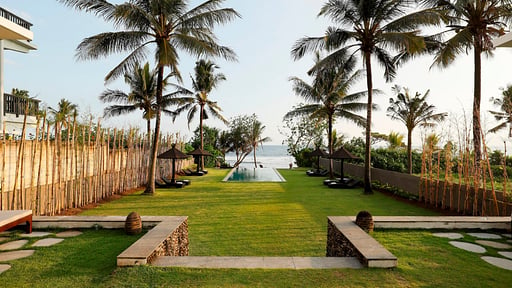 Black Beach Villa Schwimmbad