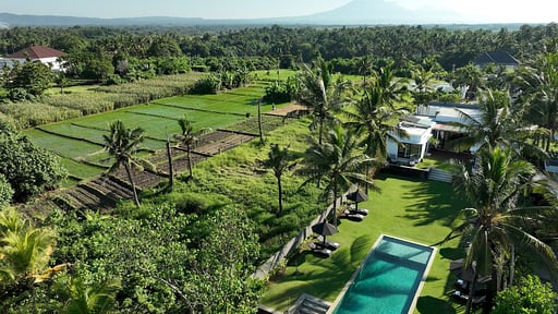 Black Beach Villa Andere